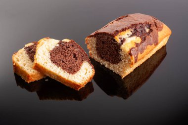 Ev yapımı taze çikolatalı kek somunu. Lezzetli ev yapımı tatlı. Kesme tahtasındaki dilimler. Seçici odak