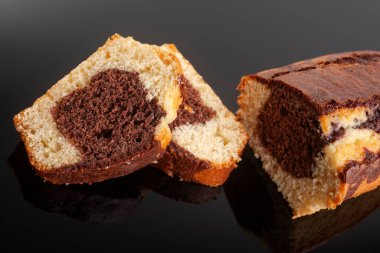 Ev yapımı taze çikolatalı kek somunu. Lezzetli ev yapımı tatlı. Kesme tahtasındaki dilimler. Seçici odak