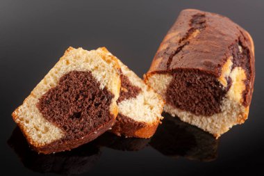 Ev yapımı taze çikolatalı kek somunu. Lezzetli ev yapımı tatlı. Kesme tahtasındaki dilimler. Seçici odak