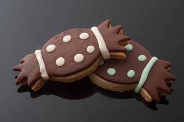 Siyah arka planda tatlı kurabiyeler.