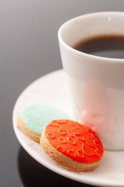 Siyah arka planda tatlı kurabiyeler.