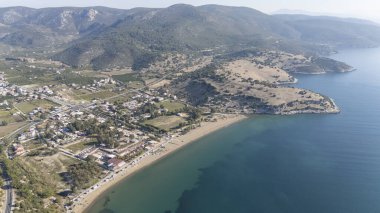 İzmir 'in Menderes ilçesine bağlı Ahmetbeyli sahil beldesi üzerindeki hava manzarası.