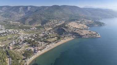 İzmir 'in Menderes ilçesine bağlı Ahmetbeyli sahil beldesi üzerindeki hava manzarası.