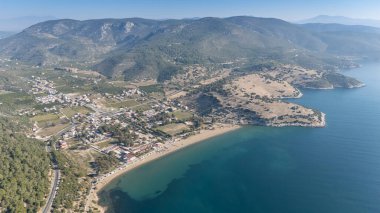 İzmir 'in Menderes ilçesine bağlı Ahmetbeyli sahil beldesi üzerindeki hava manzarası.