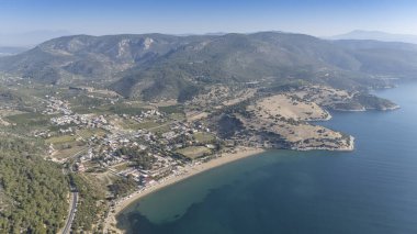 İzmir 'in Menderes ilçesine bağlı Ahmetbeyli sahil beldesi üzerindeki hava manzarası.