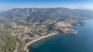 İzmir 'in Menderes ilçesine bağlı Ahmetbeyli sahil beldesi üzerindeki hava manzarası.