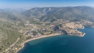 İzmir 'in Menderes ilçesine bağlı Ahmetbeyli sahil beldesi üzerindeki hava manzarası.