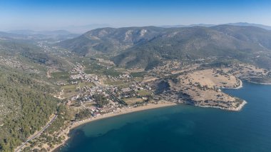 İzmir 'in Menderes ilçesine bağlı Ahmetbeyli sahil beldesi üzerindeki hava manzarası.