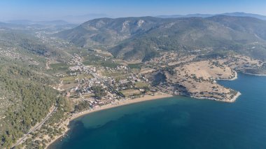 İzmir 'in Menderes ilçesine bağlı Ahmetbeyli sahil beldesi üzerindeki hava manzarası.