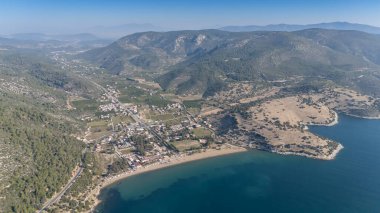 İzmir 'in Menderes ilçesine bağlı Ahmetbeyli sahil beldesi üzerindeki hava manzarası.