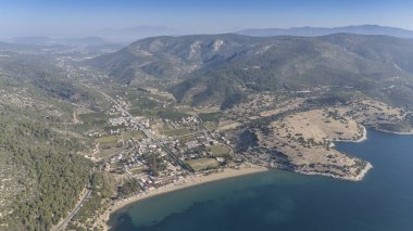İzmir 'in Menderes ilçesine bağlı Ahmetbeyli sahil beldesi üzerindeki hava manzarası.