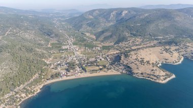 İzmir 'in Menderes ilçesine bağlı Ahmetbeyli sahil beldesi üzerindeki hava manzarası.