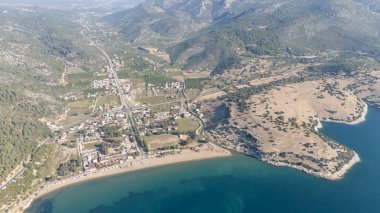 İzmir 'in Menderes ilçesine bağlı Ahmetbeyli sahil beldesi üzerindeki hava manzarası.