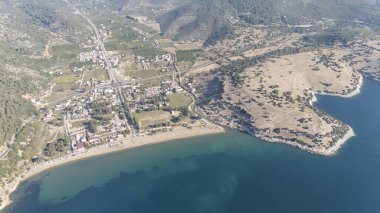 İzmir 'in Menderes ilçesine bağlı Ahmetbeyli sahil beldesi üzerindeki hava manzarası.
