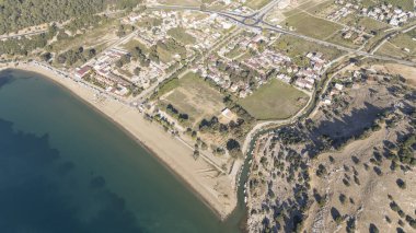 İzmir 'in Menderes ilçesine bağlı Ahmetbeyli sahil beldesi üzerindeki hava manzarası.