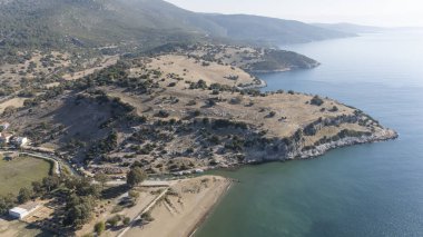 İzmir 'in Menderes ilçesine bağlı Ahmetbeyli sahil beldesi üzerindeki hava manzarası.