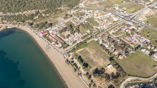 İzmir 'in Menderes ilçesine bağlı Ahmetbeyli sahil beldesi üzerindeki hava manzarası.
