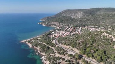 İzmir 'in Menderes ilçesine bağlı Ahmetbeyli sahil beldesi üzerindeki hava manzarası.