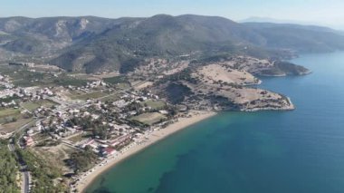 İzmir 'in Menderes ilçesine bağlı Ahmetbeyli sahil beldesi üzerindeki hava manzarası.