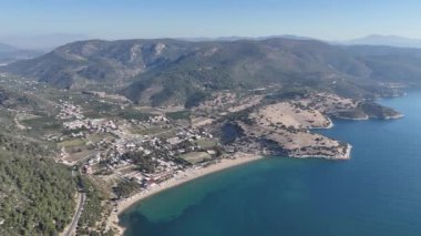 İzmir 'in Menderes ilçesine bağlı Ahmetbeyli sahil beldesi üzerindeki hava manzarası.