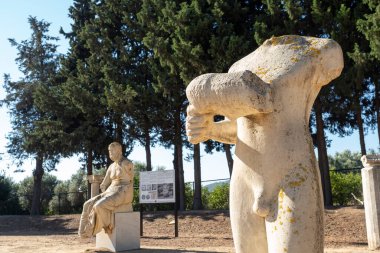 Claros 'un (Klaros, Clarus) Ionia kıyısındaki antik bir Yunan mabedi manzarası.