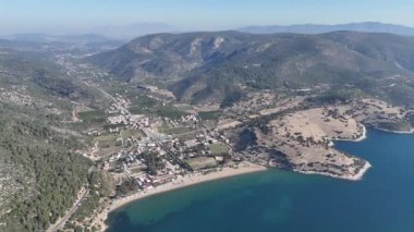 İzmir 'in Menderes ilçesine bağlı Ahmetbeyli sahil beldesi üzerindeki hava manzarası.