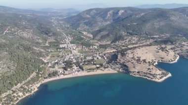 İzmir 'in Menderes ilçesine bağlı Ahmetbeyli sahil beldesi üzerindeki hava manzarası.