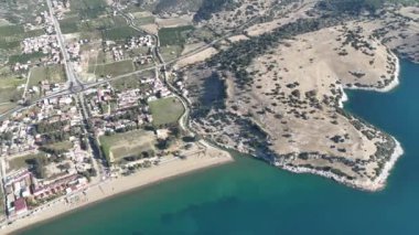 İzmir 'in Menderes ilçesine bağlı Ahmetbeyli sahil beldesi üzerindeki hava manzarası.