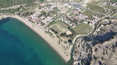 İzmir 'in Menderes ilçesine bağlı Ahmetbeyli sahil beldesi üzerindeki hava manzarası.