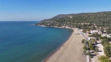İzmir 'in Menderes ilçesine bağlı Ahmetbeyli sahil beldesi üzerindeki hava manzarası.