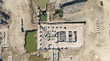 Claros 'un (Klaros, Clarus) Ionia kıyısındaki antik bir Yunan mabedi manzarası.