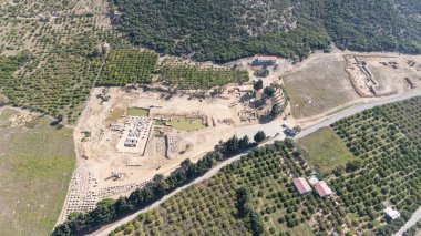 Claros 'un (Klaros, Clarus) Ionia kıyısındaki antik bir Yunan mabedi manzarası.