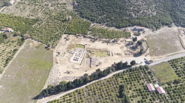 Claros 'un (Klaros, Clarus) Ionia kıyısındaki antik bir Yunan mabedi manzarası.