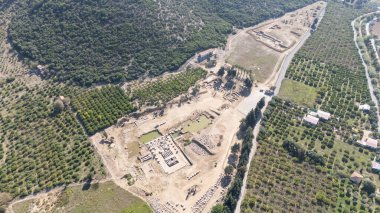 Claros 'un (Klaros, Clarus) Ionia kıyısındaki antik bir Yunan mabedi manzarası.