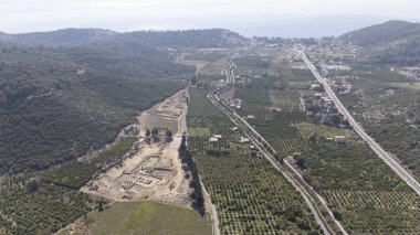 Claros 'un (Klaros, Clarus) Ionia kıyısındaki antik bir Yunan mabedi manzarası.
