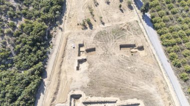 Claros 'un (Klaros, Clarus) Ionia kıyısındaki antik bir Yunan mabedi manzarası.