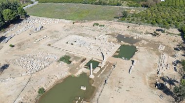 Claros 'un (Klaros, Clarus) Ionia kıyısındaki antik bir Yunan mabedi manzarası.