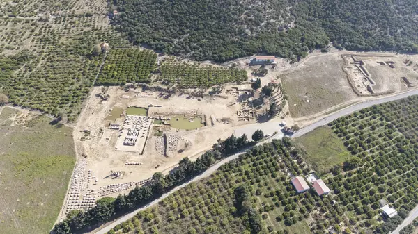 Claros 'un (Klaros, Clarus) Ionia kıyısındaki antik bir Yunan mabedi manzarası.