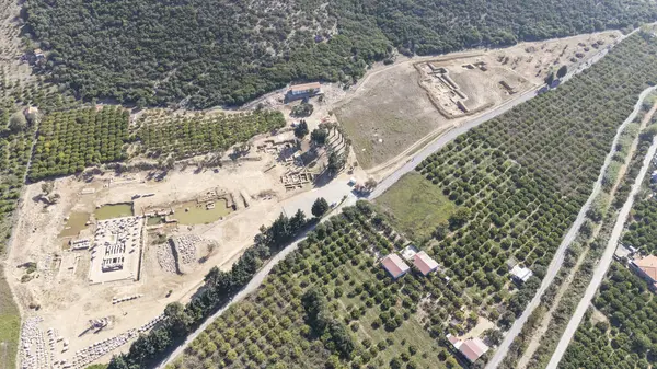 Claros 'un (Klaros, Clarus) Ionia kıyısındaki antik bir Yunan mabedi manzarası.