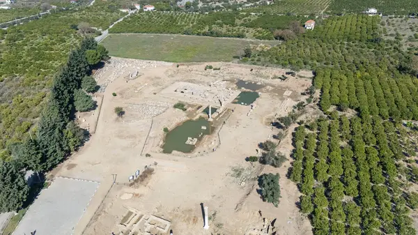 Claros 'un (Klaros, Clarus) Ionia kıyısındaki antik bir Yunan mabedi manzarası.