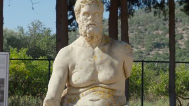 Claros 'un (Klaros, Clarus) Ionia kıyısındaki antik bir Yunan mabedi manzarası.