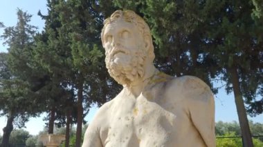 Claros 'un (Klaros, Clarus) Ionia kıyısındaki antik bir Yunan mabedi manzarası.