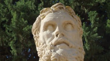 Claros 'un (Klaros, Clarus) Ionia kıyısındaki antik bir Yunan mabedi manzarası.
