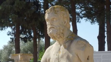 Claros 'un (Klaros, Clarus) Ionia kıyısındaki antik bir Yunan mabedi manzarası.