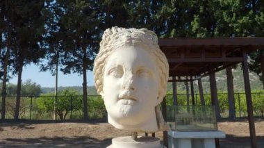 Claros 'un (Klaros, Clarus) Ionia kıyısındaki antik bir Yunan mabedi manzarası.