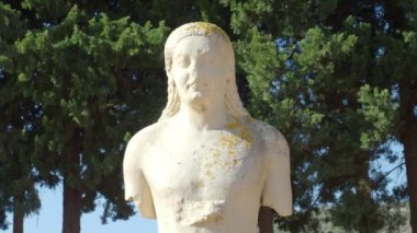 Claros 'un (Klaros, Clarus) Ionia kıyısındaki antik bir Yunan mabedi manzarası.