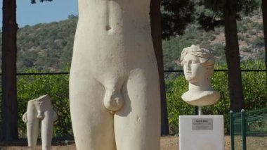 Claros 'un (Klaros, Clarus) Ionia kıyısındaki antik bir Yunan mabedi manzarası.