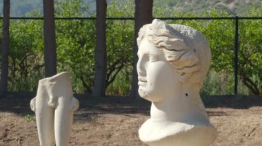 Claros 'un (Klaros, Clarus) Ionia kıyısındaki antik bir Yunan mabedi manzarası.