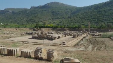 Claros 'un (Klaros, Clarus) Ionia kıyısındaki antik bir Yunan mabedi manzarası.