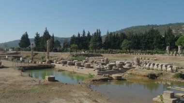 Claros 'un (Klaros, Clarus) Ionia kıyısındaki antik bir Yunan mabedi manzarası.